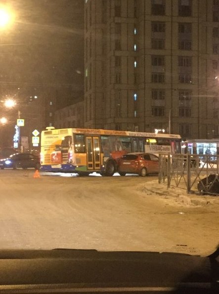 Притерлись на пересечении Просвещения и Гражданского -автобус закрыл почти все полосы.