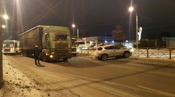 Бухаресткая полностью стоит в сторону центра. Девица на Жуке устроила замес у д. 6 с фурой и автобус...