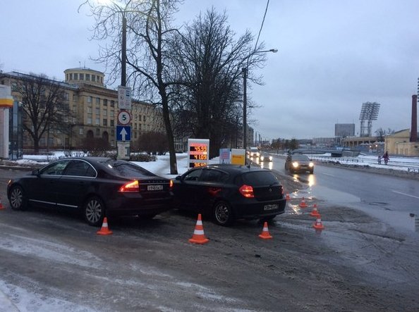 Сегодня 8 декабря 2016 примерно в 9.50 на Ждановской наб. при въезде на АЗС "Shell" в машину BMW 1 (...