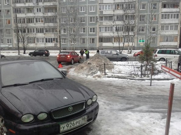 ДТП на улице Асафьева, столкнулись Renault и Dodge.