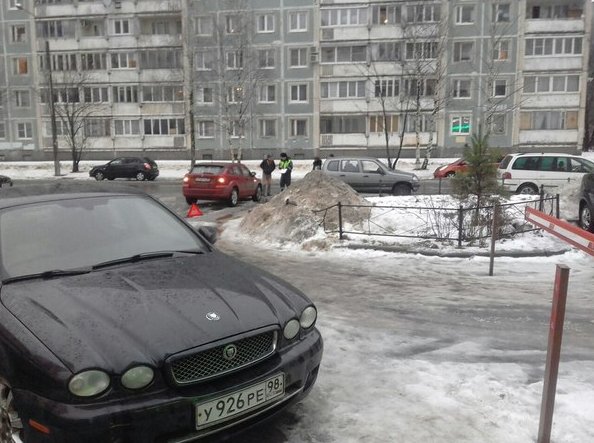 ДТП на улице Асафьева, столкнулись Renault и Dodge.