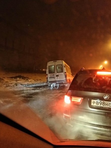 На Рябовском шоссе маршрутка объезжала пробку по обочине и села.Гастарбайтер водитель с людьми. Марш...