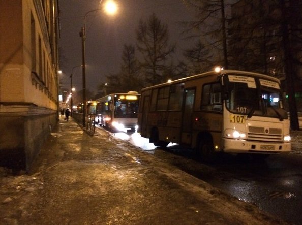 На Замшиной улице, после перекрестка с Бестужевской, стоит паровозик, два автобуса и пустующая марш...