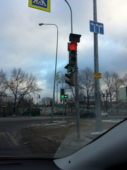 Развернуло светофор на перекрестке Кузнецовской ул. и Витебского проспекта (там где зеленый со стрел...