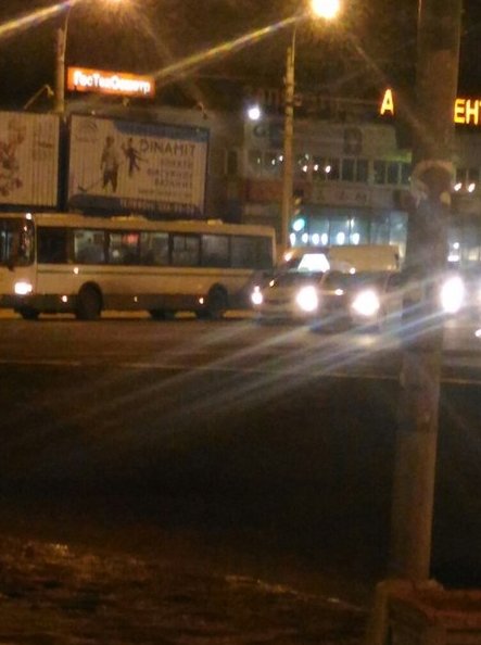 На пересечении Дальневосточного и Коллонтай. Микроавтобус и Skoda Яндекс такси. Образуется затор по ...