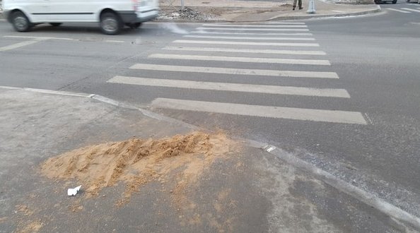 В Колпино на углу перекрестка пр. Ленина и ул.Веры Слуцкой посыпают вот так, чтобы наверно точно ник...