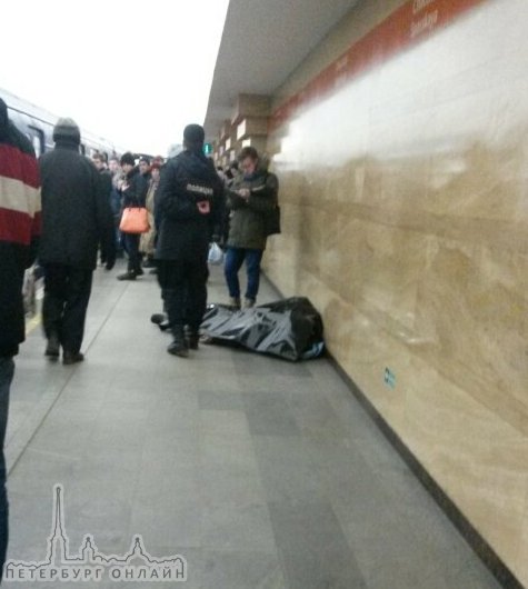 На станции метро "Спасская" человек, прикрытый пакетом.