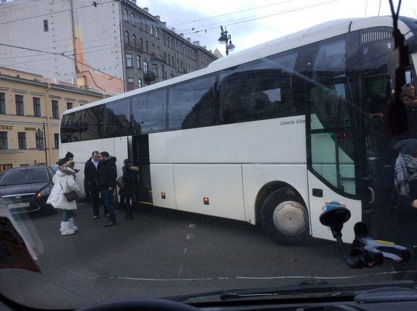 Focus не учел вынос автобуса при повороте с Лиговского пр. на Кузнечный, пассажиров попросили на вых...