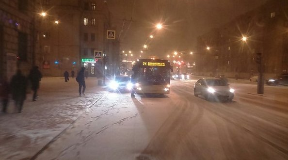Угол Стахановцев с заневским проспектом...автобус 24 маршрута,и легковая...