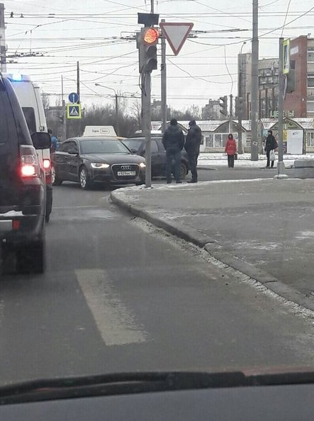 Стоят скучают на перекрестке Ветеранов и Авангардной. Проезд по Ветеранов в сторону метро затруднен,...