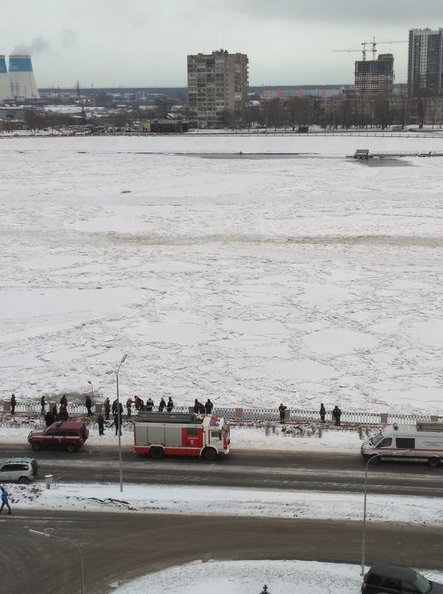 МЧС, пожарные спасают двух школьников прогуливающихся по Неве у вантового моста.