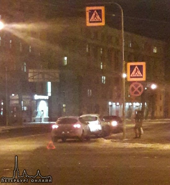 ДТП на перекрестке Краснопутиловской с Зенитчиков.