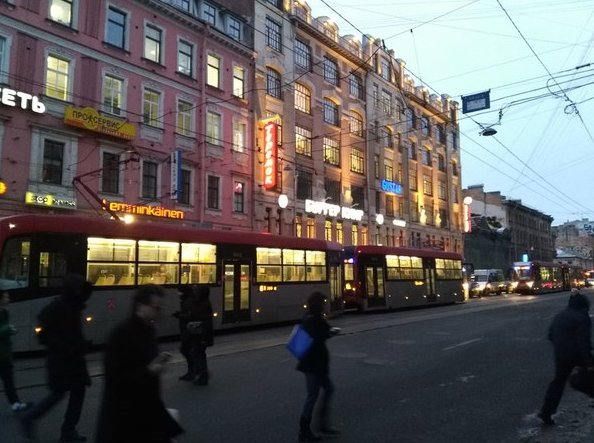 Средний пр./9-я линия, стоят трамваи в сторону метро
