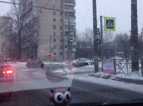 Подбили Mercedes на перекрестке Полюстровского- Средеохтинского и Апрельской .