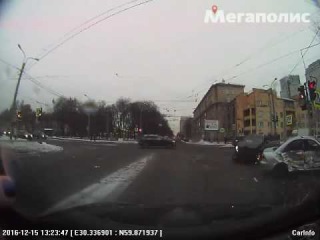 Видео сегодняшней аварии. Кузнецовская/Гагарина. У женщины травма головы.