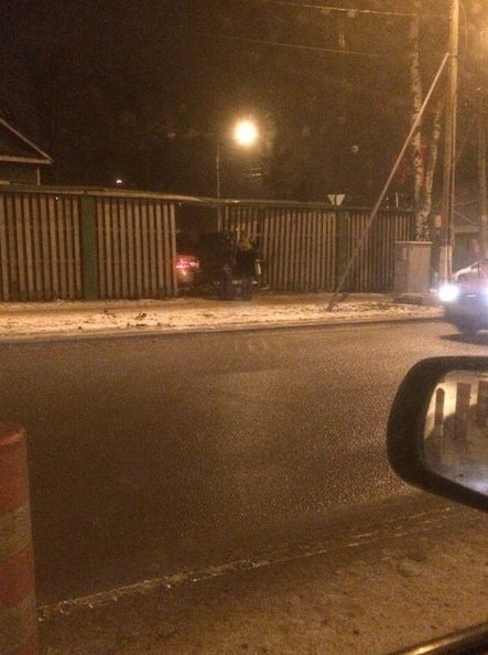 На Петергофском шоссе девушки на Mercedesе въехали в забор. ГИБДД на месте