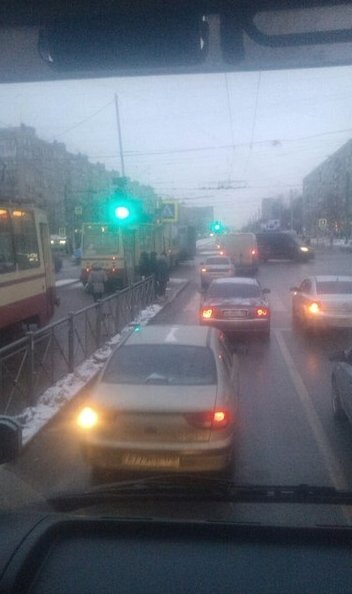 На пересечении пр. Большевиков и ул. Дыбенко грузовичок Iveco залез под трамвай. Движение в сторону...