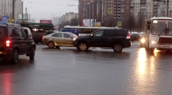 ДТП на перекрёстке Коллонтай-Большевиков. Трамваи встали в обе стороны, разъезд немного затруднен. С...
