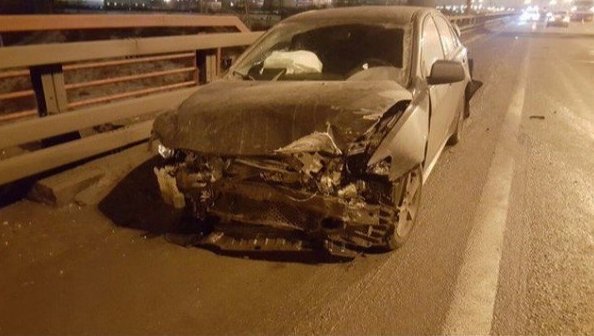 Сегодня в 23:00 на КАДЕ между Обухово и Купчино разбились 2 машины.