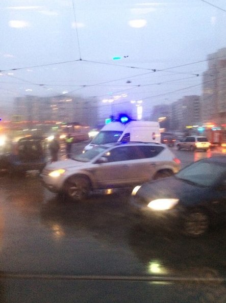 Серьёзное ДТП с пострадавшими, движение к метро Комендантский проспект для трамваем закрыто.