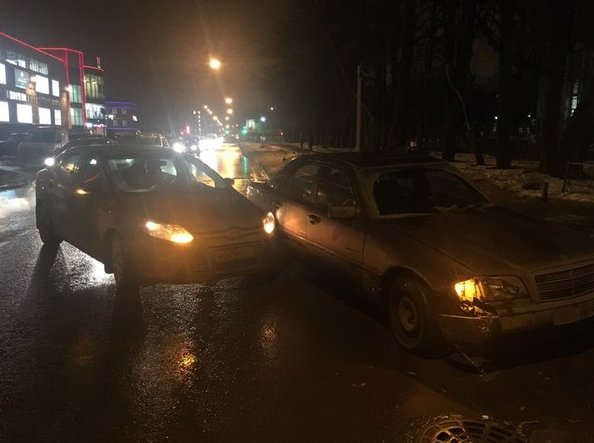 19.12.16 произошло ДТП на Студенческой д.10 около въезда в детскую больницу. Я двигаясь прямо по Сту...