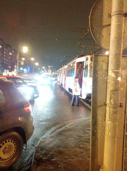 В 7:45 на перекрестке Дыбенко-Большевиков у м. Дыбенко. Какой-то дятел опять не пропустил трамвай. С...
