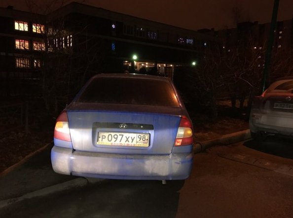 Водитель припарковавшись на ночь, полностью закрыл проход к школе 603 на Малой Балканской!!!