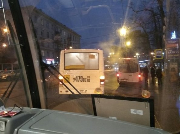 Автомобиль не пропустил маршрутку, отъезжающую от Автобусной и трамвайной остановки по Савушкина у ...