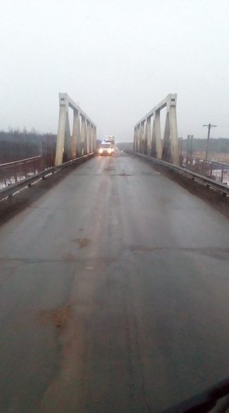 На автодороге А 120,на ж.д.мосту в районе Мги провалилось дорожное покрытие.Проезд по мосту закрыт.