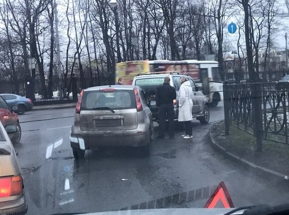 Тетя стряхнула грязь с уазика при заезде на академика Крылова