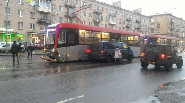 Дама пыталась проскачить перед трамваем на Малом проспекте В.О. рядом с Наличной улицей .