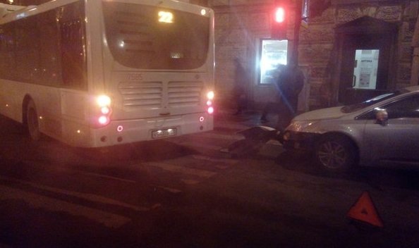 Улица Жуковского 27,собирается пробка. Автомобиль пострадал. Актуально 21:00