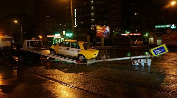 Этой ночью на перекрестке пр. Культуры и Луначарского неустановленный водитель скрылся после наезда ...