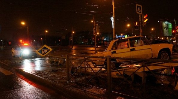 Этой ночью на перекрестке пр. Культуры и Луначарского неустановленный водитель скрылся после наезда ...