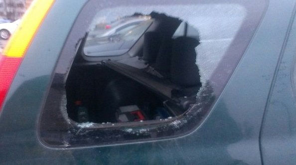 В ночь с 21 на 22 декабря ориентировочно в 22:30 разбито заднее боковое стекло багажника автомобиля ...