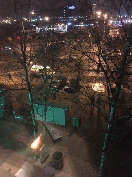 Прорыв горячей воды напротив дома на Жукова 26/ 16, с 6 утра кричат об опасной зоне и эвакуируют маш...