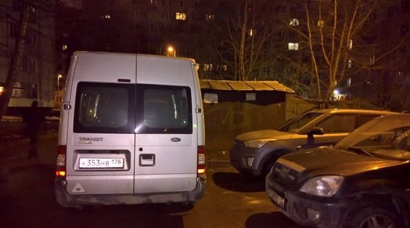 Между домами 18 и 20 по Софьи Ковалевской, мужик из дома 18 заявил, что места предназначены для дома...