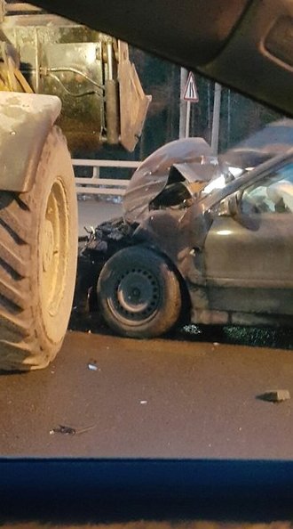 На перекрестке Волхонского и Красносельского шоссе автомобиль врезался в трактор