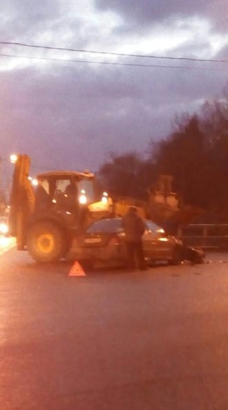 На перекрестке Волхонского и Красносельского шоссе автомобиль врезался в трактор