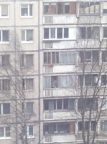 На Есенина из дома номер 40, трое ненормальных девиц с балкона кидают в прохожих пакеты с жидкос...