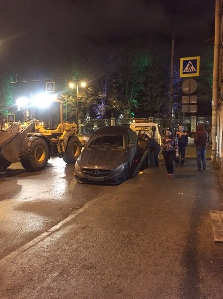 В настоящий момент (23.12.16 с 22-00) сотрудники дорожного предприятия "переставляют автомобили" с п...