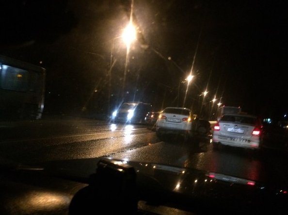 На Таллинском шоссе в 22:20 столкнулись 4 машины, 2 в мясо, одна на обочине