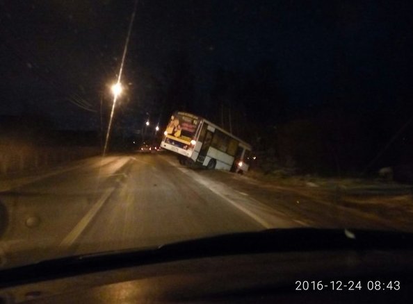 На Аннинском шоссе автобус ушел в кювет. Никого рядом нет. По томозному следу видно, что шел из горо...