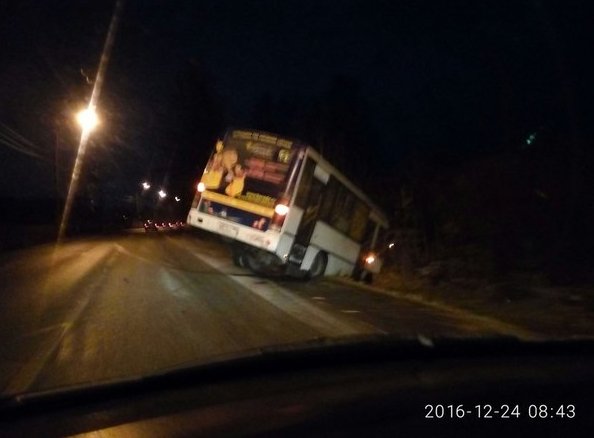 На Аннинском шоссе автобус ушел в кювет. Никого рядом нет. По томозному следу видно, что шел из горо...