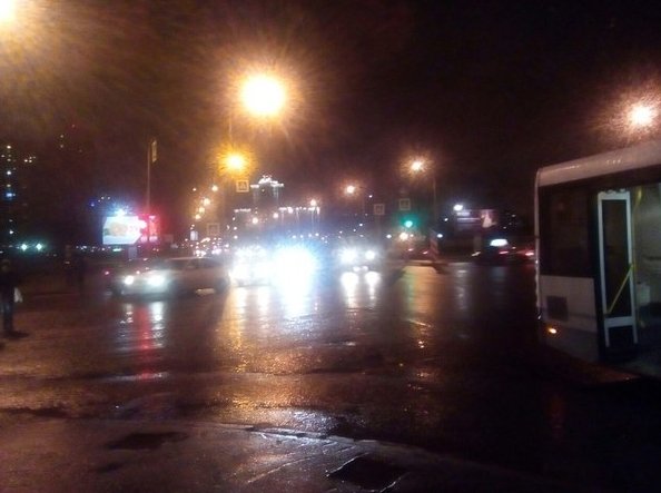 201 автобус и авто столкнулись на пересечении Жукова и Захарова. Женщина упала в автобусе. Скорая пр...
