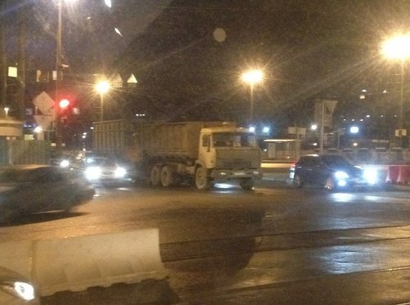 На наб. Макарова, перед Тучковым мостом- два мусоровоза в среднем ряду, походу в догонялки играли ДП...