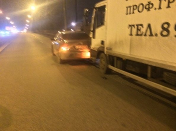 На Октябрьской набережной, на путепроводе после ул. Дыбенко, грузовик выехал с полосы разгона не пр...
