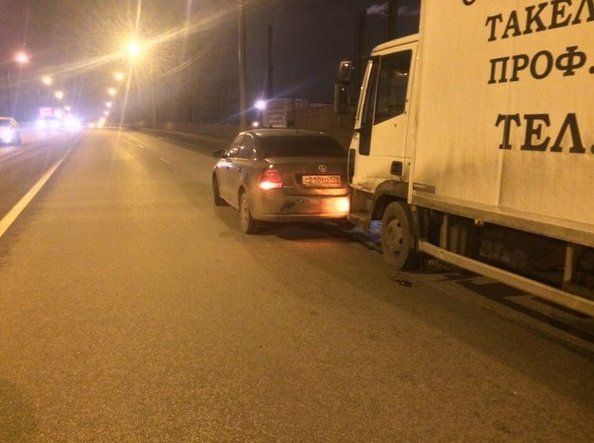 На Октябрьской набережной, на путепроводе после ул. Дыбенко, грузовик выехал с полосы разгона не пр...