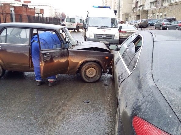 Ярослава гашека 26/1 ВАЗ хотел проскочить во двор перед Peugeot,но не успел. Водителя ВАЗа увезли в бо...