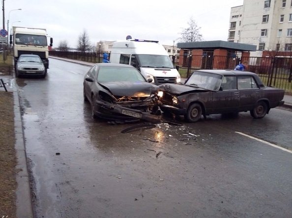 Ярослава гашека 26/1 ВАЗ хотел проскочить во двор перед Peugeot,но не успел. Водителя ВАЗа увезли в бо...